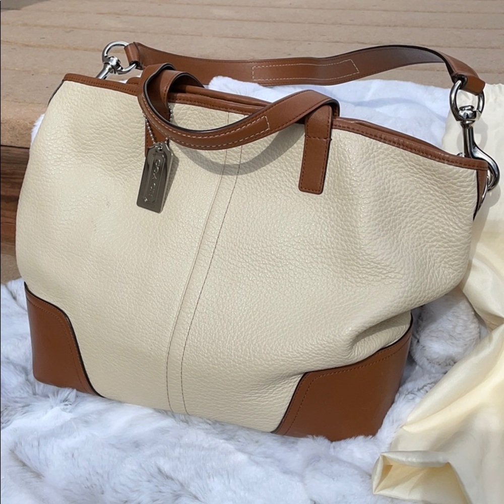 Coach pebbled leather bucket bag F31334 EUC